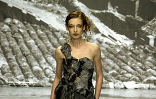 MARELLA FERRERA - IMMAGINI SCENOGRAFIA SFILATA PRET-A-PORTER MILANO 2001